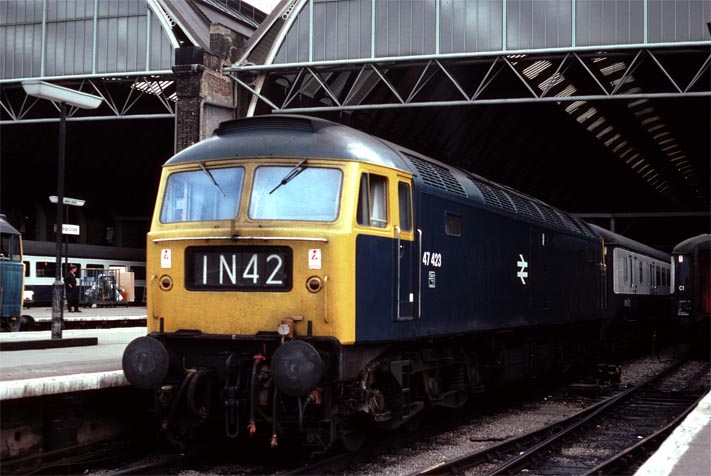 Class 47423 in Kings Cross station 