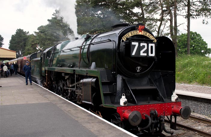 9F 92214 at the Cheltenham Race Course station 