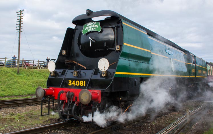 Southern Battle of Britain class 4-6-2 no.34081 92 Squadron 