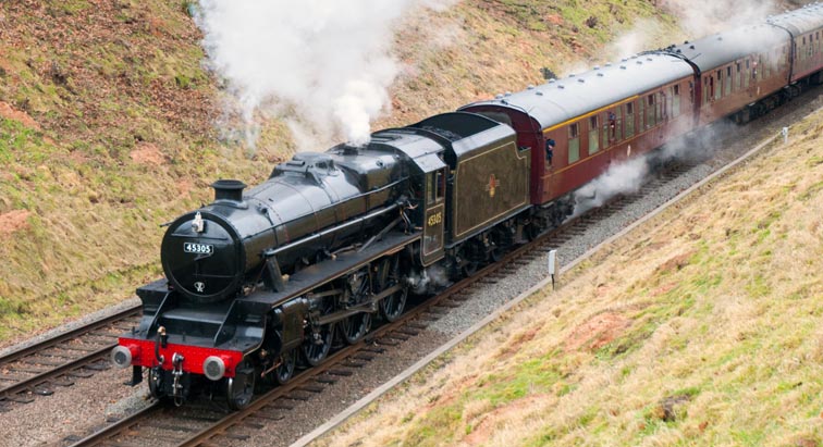 45305 comes under the road bridge and into Rothley station 