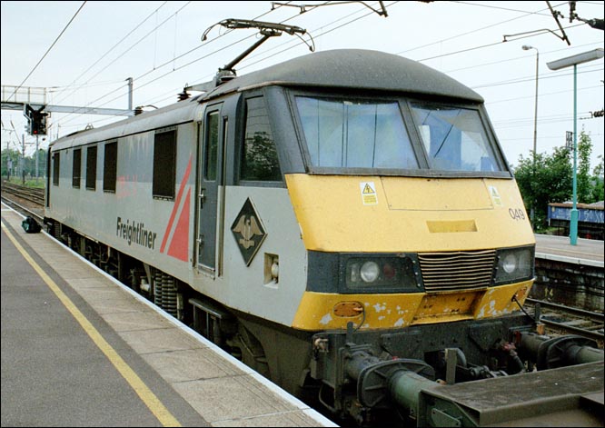 Freightliner class 90 049 in Ipswich station in 2005