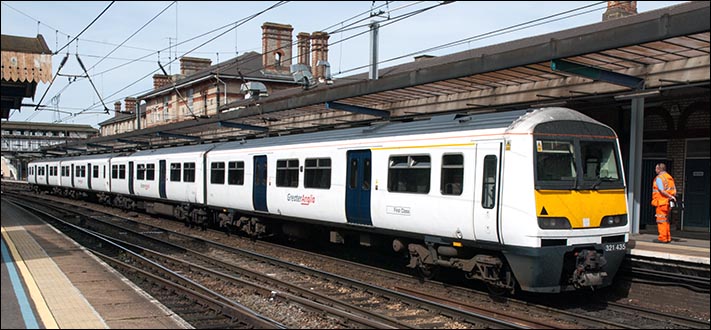 Greater Anglia 321 435 in Ipswich station