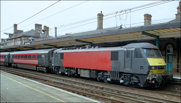 Class 90 in Ipswich station in 2005 on an up train to London