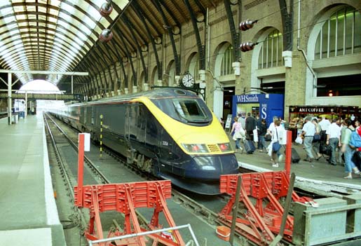 GNER 3306 at the buffer stops in Kings Cross Station in 2004  GNER 3306 at the buffer stops in Kings Cross Station in 2004