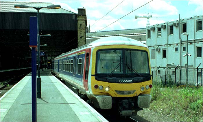 WAGN class 365532 at Kings Cross in 2004