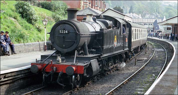 GWR no.5224 waiting in Llangollen station 
