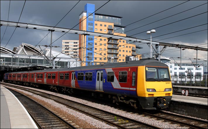 Class 312901 in Leeds station 