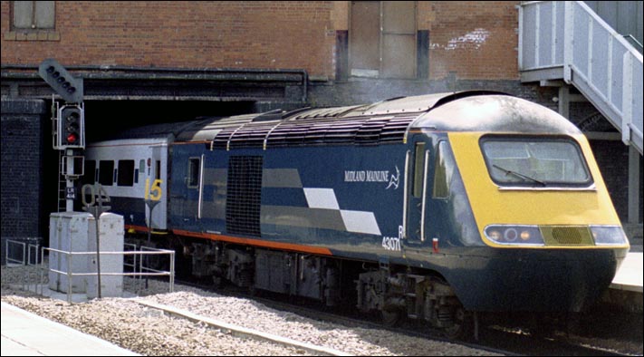 Midland Mainline HST power car 43071 into Leicester station in 2004 from London Midland Mainline HST power car 43071 into Leicester station in 2004 from London