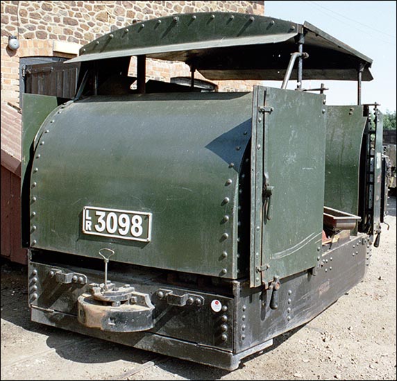 LR3098 a 4-wheel petrol-mechanical 40hp lightly armored locomotive 