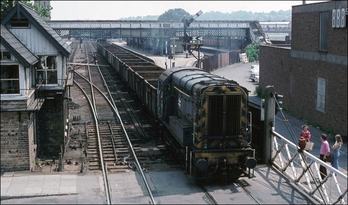 class 08 comes over the High Street level Crossing 