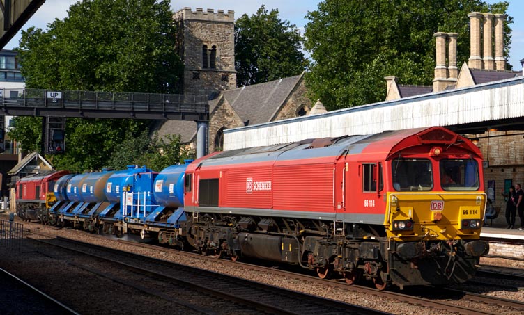 DB class 66144 and Class 6626 in Lincoln station 