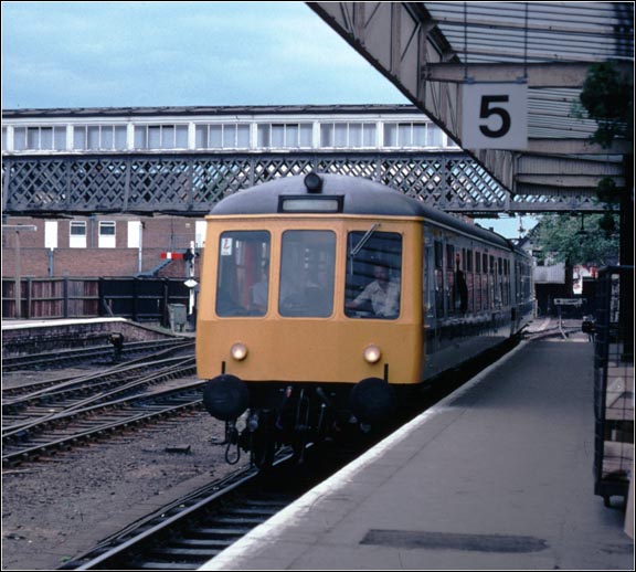 DMU comes into Lincoln station platform 5. 