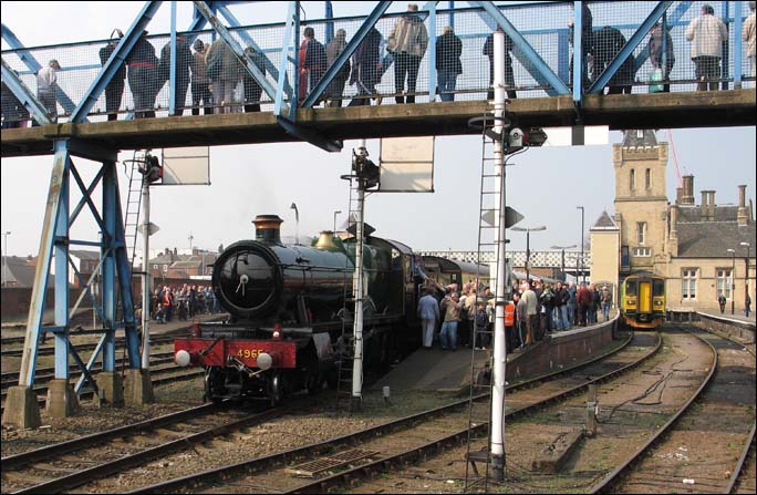 4965 Rood Ashton Hall in Lincoln station in 2007  