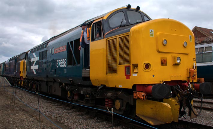 Class 37558 Avro Vulcan and Class 37688 