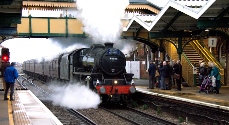 Black 5 44871 coming into March station 