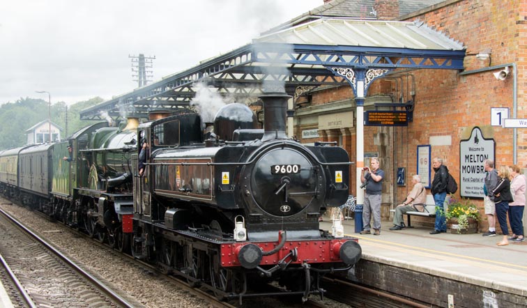 GWR 8750 Class 0-6-0T no 9600 and GWR Castle Class 4-6-0 no 5043 Earl of Mount Edgcumbe 