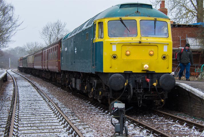 Class 47367 at Thuxston station 