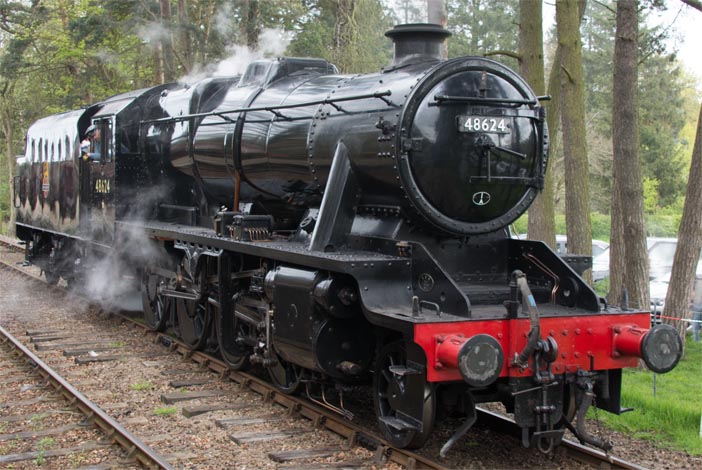 8F 48624 2-8-0 at Holt 