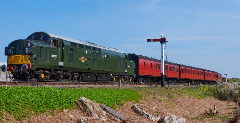D6732 into Weybourne station