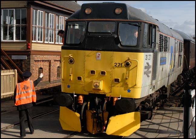 Class 31 271 comes into Wansford station 