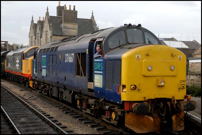 DRS class 37667 and 37518 in Wansford station  