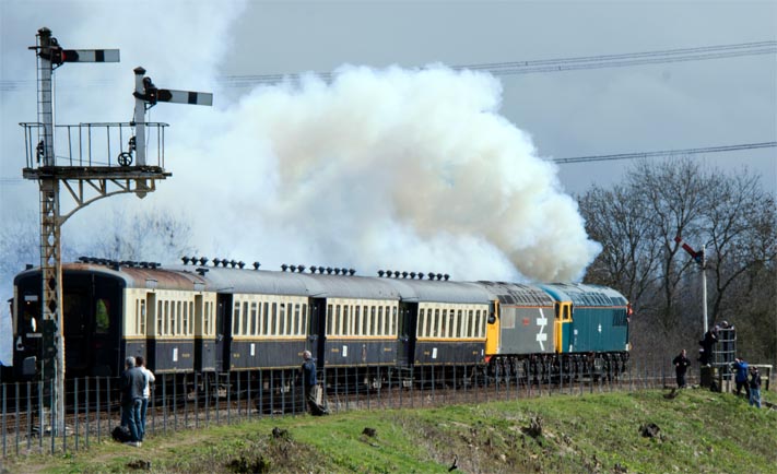 Class 56006 and class 56098  leave Wansford 