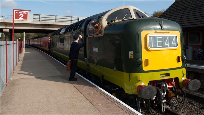 Deltic D9009 Alycidon  returning to Wansford with a mail train