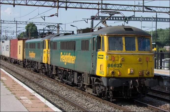 Freigthliner class 86632 and Freigthliner class 86638 at Northampton railway station on Thursday 24th of July 2014