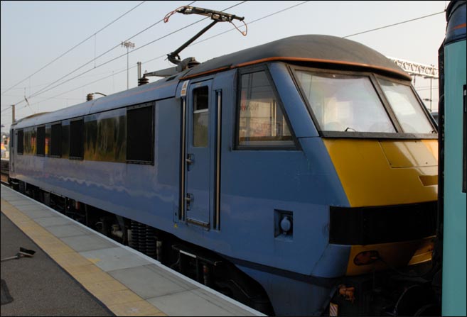 National Express East Anglia class 90009 at Norwich station 