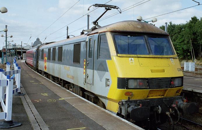 Class 90036 at Norwich station in 2005  