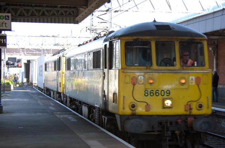 A pair of Freightliner class 86s with 86609 leading at Nuneaton in 2016