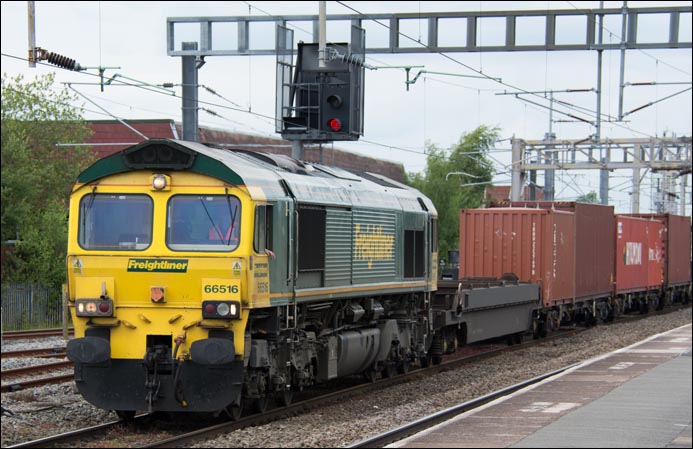 Freightliner class 66516 at Nuneaton in 2014