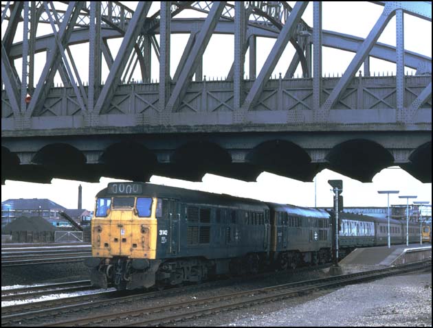 Class 31142 and class 31417 leave platform 2 at Peterborough station