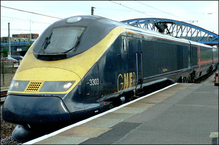 GNER 3303 into the south end of platform 4