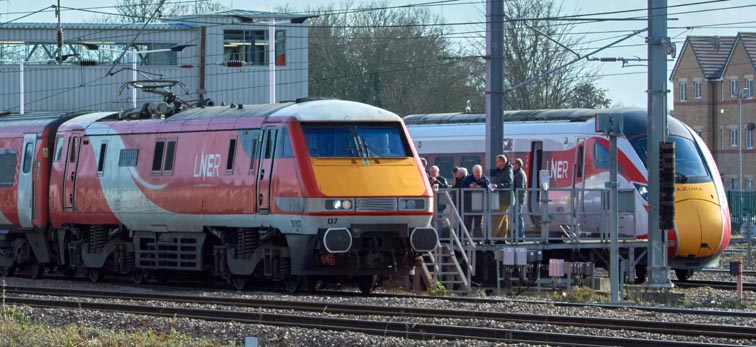 LNER class 91107 in platform 4 and a LNER Azuma in platform 5