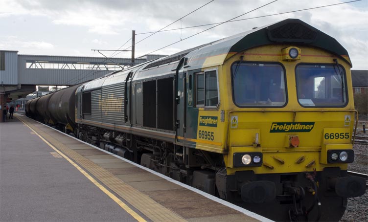 Freightliner class 66955 in platform 5 