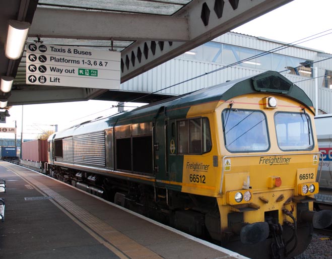 Freightliner class 66512 in platform 5
