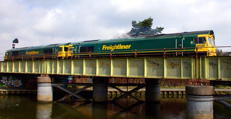 Freightliner class 665559 and class 66525 