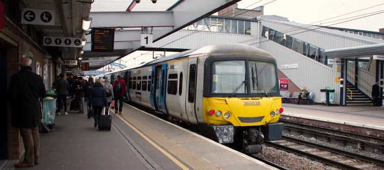 Great Northern class 365538 in platform 1