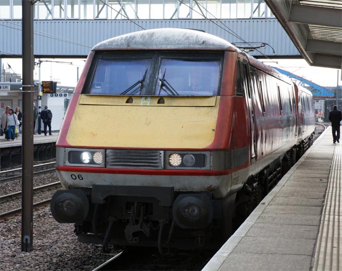 LNER class 91106 and class 91106 only in platform 4 