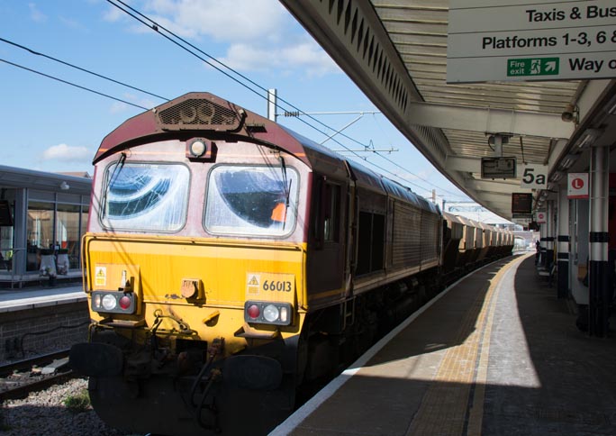 DB Class 66013 in platform 5a 