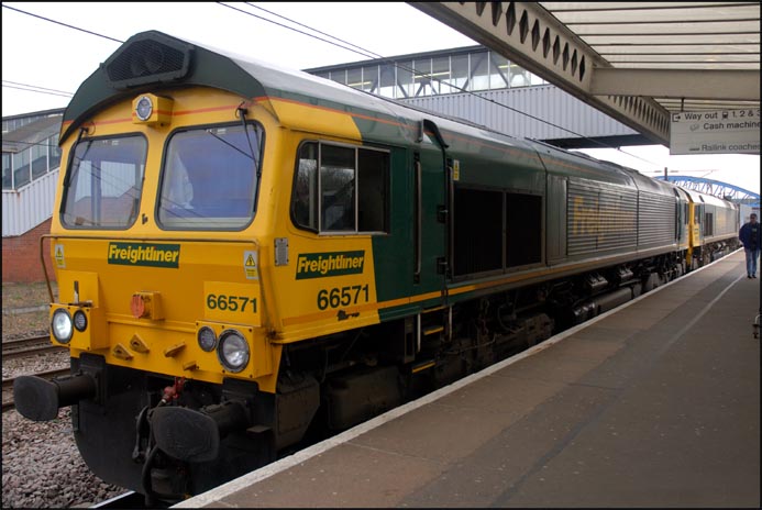 Class 66571 and an other class 66 in platform 4 