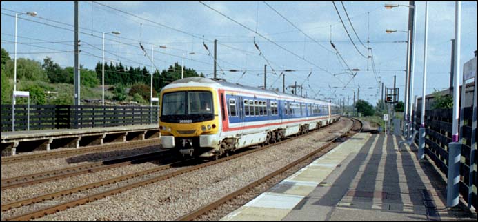  WAGN class 365520 on the down fast at Sandy station in 2004