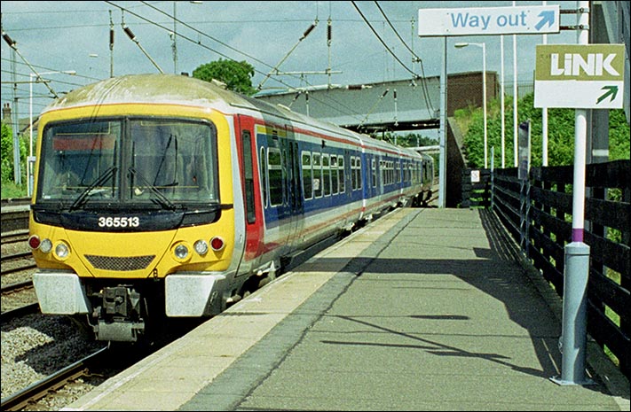 WAGN 365513 comes into Sandy railway station in 2004