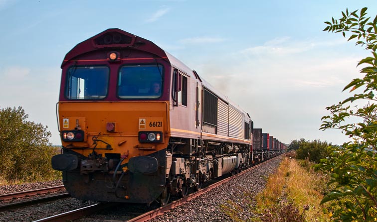 Freightlinner class 66512 at Stowgate 