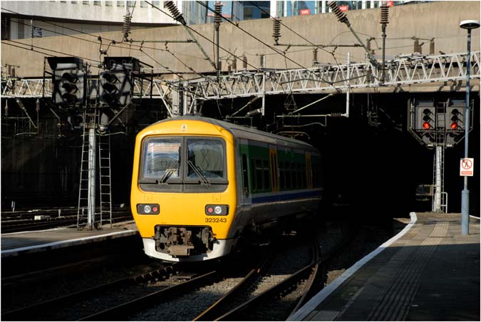 323243 at Birmingham New street station