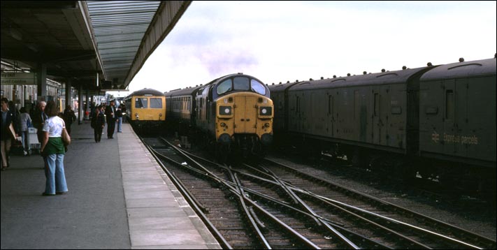 A class 37 from Kings Lynn comes into the main platform past a DMU to Peterborough.