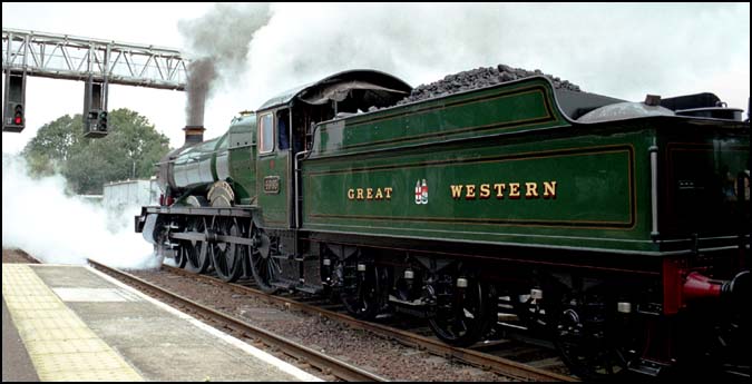 GWR Hall Rood Ashton Hall no. 4965 in Kettering station GWR Hall Rood Ashton Hall no. 4965 in Kettering station