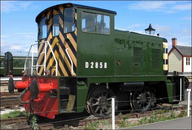0-4-0 deisel shunter number D2858 at Swanwick Junction in 2005. D2858 Swanwick Junction in 2005