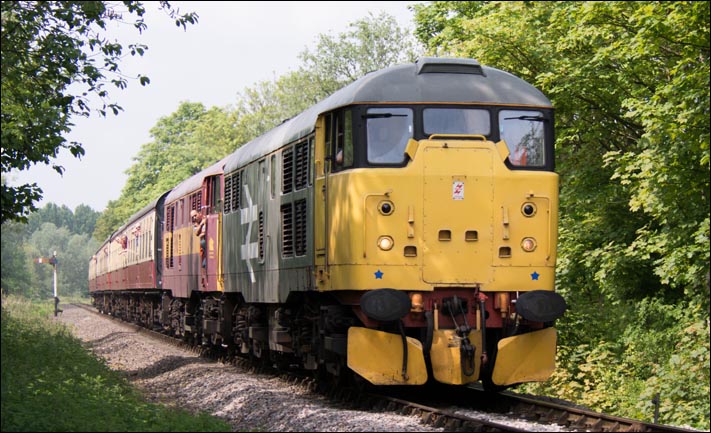 Class 31 108 and 31466 come in Orton Mere station from Ferry Meadows 
